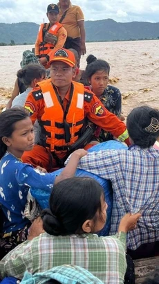 Lực lượng cứu hộ sơ tán người dân khỏi vùng ngập lụt tại Nay Pyi Taw (Myanmar), ngày 13/9/2024. (Ảnh: THX/TTXVN)