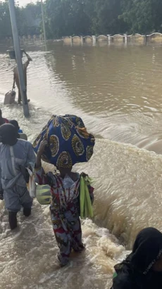 Người dân chạy lũ ở bang Borno, miền Bắc Nigeria ngày 15/9/2024. (Nguồn: Reuters)