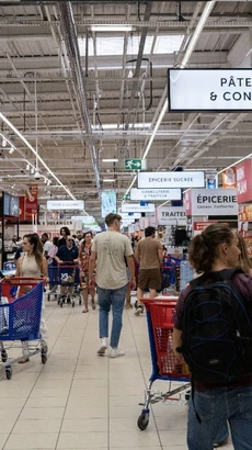 Khách hàng mua sắm tại một siêu thị ở Toulouse (Pháp). (Ảnh: AFP/TTXVN)