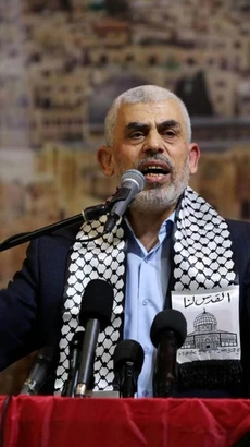 Lãnh đạo Phong trào Hamas ở Dải Gaza Yahya Sinwar trong một cuộc míttinh ở thành phố Gaza hồi năm 2022. (Ảnh: Getty Images/TTXVN)