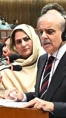 Ông Shehbaz Sharif phát biểu trước Quốc hội Pakistan tại Islamabad ngày 3/3/2024. (Ảnh: AFP/TTXVN)