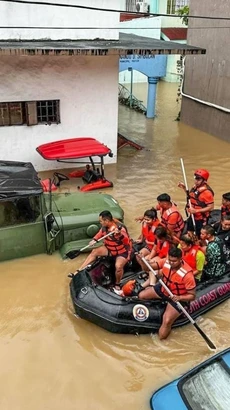 Lực lượng cứu hộ sơ tán người dân khỏi vùng ngập lụt do bão Trami tại tỉnh Camarines Sur (Philippines) ngày 24/10/2024. (Ảnh: THX/TTXVN)