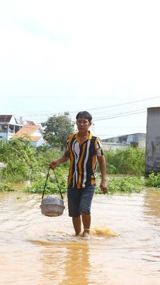 Lũ sông Buông dâng cao khiến hàng trăm nhà dân ở Đồng Nai ngập sâu