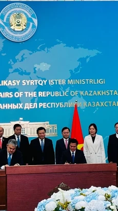 Lễ ký Bản ghi nhớ về thiết lập quan hệ kết nghĩa giữa tỉnh Bắc Ninh và tỉnh Đông Kazakhstan (Kazakhstan). (Ảnh: Tâm Hằng/TTXVN)