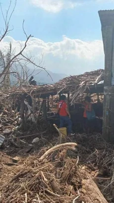 Người dân thu dọn đống đổ nát sau khi bão Usagi quét qua tỉnh Cagayan (Philippines) ngày 15/11/2024. (Ảnh: Reuters/TTXVN)