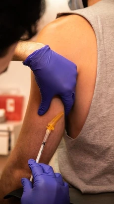 Nhân viên y tế tiêm vaccine phòng bệnh đậu mùa khỉ cho người dân tại Chicago (Mỹ). (Ảnh: THX/TTXVN)