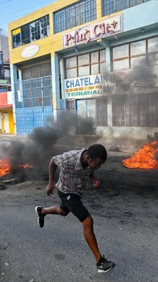 Lốp xe bị đốt cháy trong một cuộc biểu tình tại Port-au-Prince (Haiti) hồi tháng Hai năm nay. (Ảnh: AFP/TTXVN)