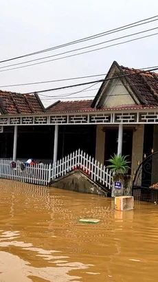 Hàng ngàn nhà dân tại huyện Lệ Thủy (Quảng Bình) bị ngập sâu trong nước lũ do ảnh hưởng của bão số 6, hồi tháng 10 vừa qua. (Ảnh: Tá Chuyên/TTXVN)