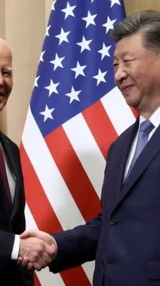 Chủ tịch Trung Quốc Tập Cận Bình và Tổng thống Mỹ Joe Biden bắt tay trước cuộc gặp song phương ở Lima (Peru), ngày 16/11/2024. (Nguồn: The Guardian)