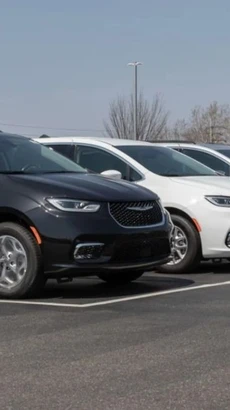 Xe minivan SUV Chrysler Pacifica được trừng bày tại một đại lý ở Indiana (Mỹ). (Nguồn: CNN)