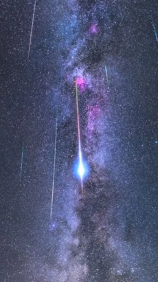 Dải Ngân Hà tỏa sáng rực rỡ trên bầu trời đêm trong một cơn mưa sao băng Perseids, phía trên những ngọn núi và hồ Pampilhosa da Serra, miền Trung Bồ Đào Nha. (Nguồn: National Geographic)