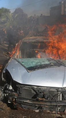 Xe ôtô bốc cháy sau một cuộc không kích của Israel xuống thành phố Rafah, Dải Gaza, ngày 4/2/2024. (Ảnh: THX/TTXVN)