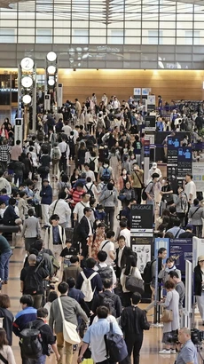 Hành khách chờ khởi hành tại sân bay Haneda ở Tokyo (Nhật Bản) ngày 27/4/2024. (Ảnh: Kyodo/TTXVN)