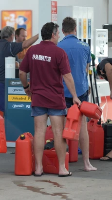 Người dân xếp hàng chờ mua xăng tại trạm xăng ở Queensland, Australia. (Ảnh: AFP/TTXVN)