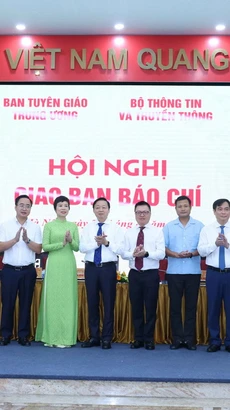 Phó Thủ tướng Trần Hồng Hà tặng hoa chúc mừng 4 cơ quan: Thông tấn xã Việt Nam, Đài Tiếng nói Việt Nam, Đài Truyền hình Việt Nam và ngành Thông tin và Truyền thông nhân dịp kỷ niệm ngày thành lập. (Ảnh: Phương Hoa/TTXVN)