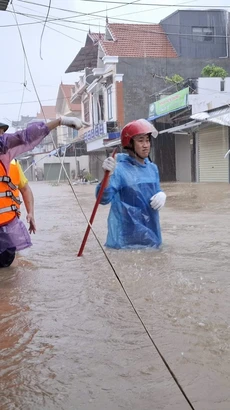 Mưa gây ngập lụt tại Đồ Sơn, Hải Phòng. (Ảnh: TTXVN phát)