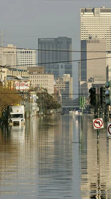 Bão Katrina gây ngập lụt tại New Orleans. (Nguồn: CBS News)