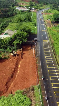 Đoạn tuyến bị sạt lở có độ dốc tương đối lớn, là một điểm đen về tai nạn giao thông trên đường Hồ Chí Minh. (Ảnh: Hưng Thịnh/TTXVN)