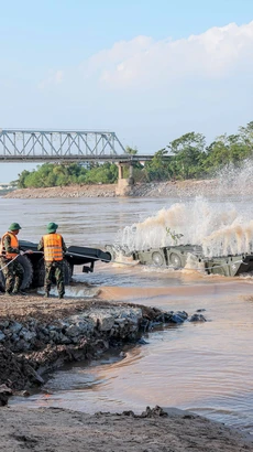 Lực lượng công binh Lữ đoàn Công binh 249 hạ thủy đốt khơi, sẵn sàng lắp đặt cầu phao dã chiến. (Ảnh: Hoàng Hiếu/TTXVN)