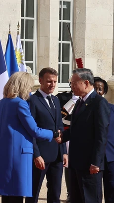 Tổng thống Cộng hòa Pháp Emmanuel Macron và Tổng Thư ký Pháp ngữ Louise Mushikiwabo đón Tổng Bí thư, Chủ tịch nước Tô Lâm. (Ảnh: Trí Dũng/TTXVN)