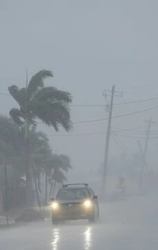 Xe ôtô di chuyển trong bão. (Nguồn: Reuters)