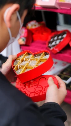 Chocolate là món quà truyền thống không thể thiếu trong ngày Valentine. (Ảnh: Tuấn Đức/TTXVN)