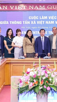 Phó Tổng Giám đốc Thông tấn xã Việt Nam Nguyễn Tuấn Hùng, ông Oscar Alberto Sanchez Serra, Phó Tổng biên tập Báo Granma cùng các đại biểu. (Ảnh: Minh Đức/TTXVN)