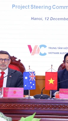 Giáo sư, Tiến sỹ Nguyễn Xuân Thắng và Đại sứ Australia tại Việt Nam Andrew Goledzinowski đồng chủ trì cuộc họp. (Ảnh: Văn Điệp/TTXVN)