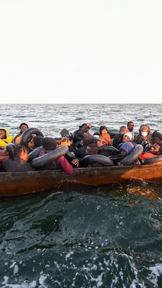 (Tư liệu) Người di cư lênh đênh trên Địa Trung Hải, ngoài khơi bờ biển Sfax (Ảnh: AFP/TTXVN)