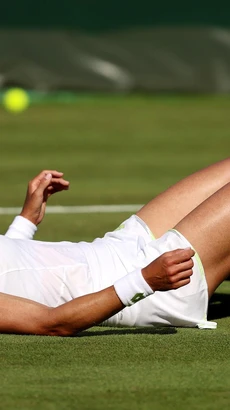 Tsurenko kiệt sức sau trận đấu kéo dài 3 giờ 40 phút. (Nguồn: Reuters)