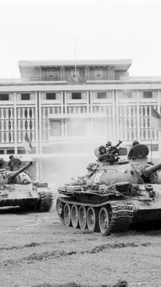 Sáng 30/4/1975, từ khắp mọi hướng, hàng trăm xe tăng, xe thiết giáp cùng bộ binh đồng loạt thẳng tiến Phủ Tổng thống Ngụy quyền Sài Gòn, giải phóng Sài Gòn. (Ảnh: Mai Hưởng/TTXVN)