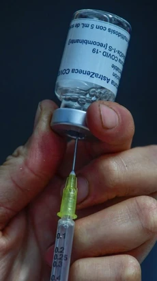 Nhân viên y tế chuẩn bị mũi tiêm vaccine phòng COVID-19 của AstraZeneca. (Ảnh: AFP/TTXVN)