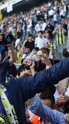 Jose Mourinho ra mắt Fenerbahce trước sự chứng kiến của hàng nghìn cổ động viên. (Nguồn: Getty Images)