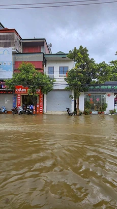 Nước ngập sâu khiến cho các phương tiện giao thông đi lại khó khăn. (Ảnh minh họa: Xuân Tư/TTXVN)