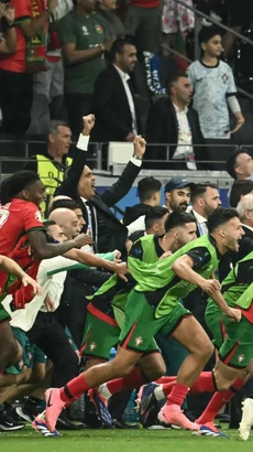 Niềm vui của các cầu thủ Bồ Đào Nha sau loạt sút luân lưu may rủi. (Ảnh: AFP/TTXVN)