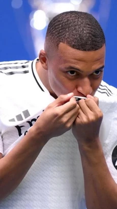 Mbappe gây sốt với cử chỉ hôn lên logo của Real Madrid. (Nguồn: Reddit)