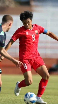 U19 Việt Nam (áo đỏ) khó có cơ hội đi tiếp tại giải U19 Đông Nam Á 2024.
