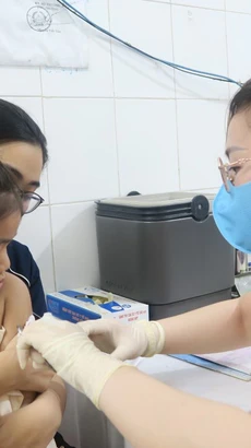 Nhân viên trạm Y tế Phường 6, Quận 8 tiêm vaccine phòng sởi cho trẻ. (Ảnh: Đinh Hằng/TTXVN)