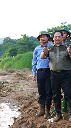 Thủ tướng Phạm Minh Chính chỉ đạo công tác tìm kiếm nạn mất tích do sạt lở đất tại làng Nủ. (Ảnh: Dương Giang/TTXVN)