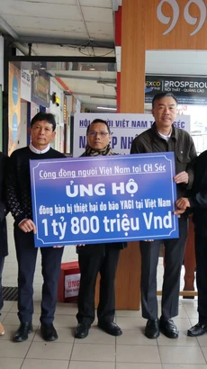 Tính đến ngày 15/9, các hội đoàn và cá nhân người Việt Nam tại Séc đã quyên góp được hơn 2 triệu koruna (tương đương hơn 2 tỷ đồng. (Ảnh: Ngọc Biên/TTXVN)