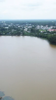 Hồ Suối Giai trải dài hơn 10km từ xã Tân Lập đến thị trấn Tân Phú (huyện Đồng Phú). (Ảnh: Đậu Tất Thành/TTXVN)