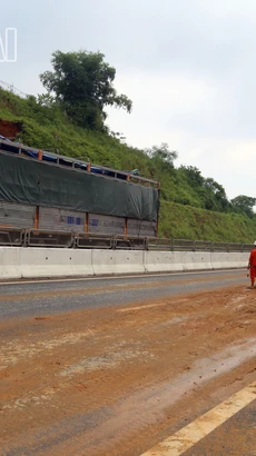 Cắm biển cảnh báo, hướng dẫn giao thông qua khu vực sạt lở, cao tốc Nội Bài-Lào Cai. (Nguồn: Báo Lào Cai)