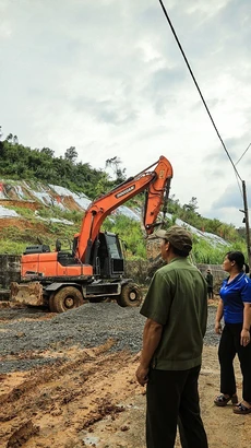 Người dân sinh sống dưới chân đồi Lủ Thao mong ngóng những giải pháp chống sạt lở của chính quyền huyện Lương Sơn để sớm ổn định cuộc sống. (Ảnh: Trọng Đạt/TTXVN)