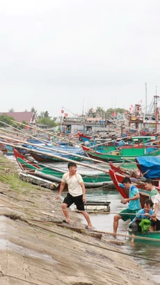 Ngư dân Quảng Trị di chuyển vào bờ để bảo đảm an toàn trước áp thấp nhiệt đới. (Ảnh: Nguyên Lý/TTXVN)