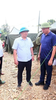 Phó Chủ tịch UBND tỉnh Sơn La Nguyễn Thành Công và lãnh đạo huyện Mường La tham quan khu ở tạm của nhân dân bản Nà Chà, xã Pi Toong. (Ảnh: Quang Quyết/TTXVN)