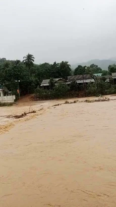 Nước sông ở xã miền núi Vĩnh Ô, huyện Vĩnh Linh (Quảng Trị) đang lên và chảy xiết gây nguy cơ ngập lụt và sạt lở. (Ảnh: TTXVN phát)