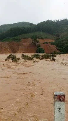 Nước sông ở xã miền núi Vĩnh Ô, huyện Vĩnh Linh (Quảng Trị) đang lên và chảy xiết gây nguy cơ ngập lụt và sạt lở. (Ảnh: TTXVN phát)