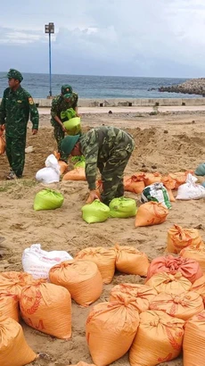 Đồn Biên phòng Cồn Cỏ chuẩn bị bao cát chằng chống trụ sở chuẩn bị đối phó với mưa, bão. (Ảnh: TTXVN phát)