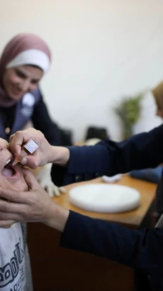 Trẻ em Palestine được uống vaccine phòng bại liệt tại trại tị nạn Al-Maghazi, miền Trung Dải Gaza ngày 2/9/2024. (Ảnh: THX/TTXVN)