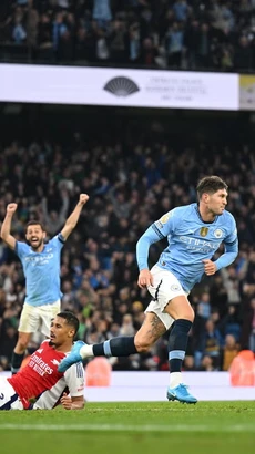 Stone giúp Man City hòa kịch tính trước Arsenal. (Nguồn: Getty Images)